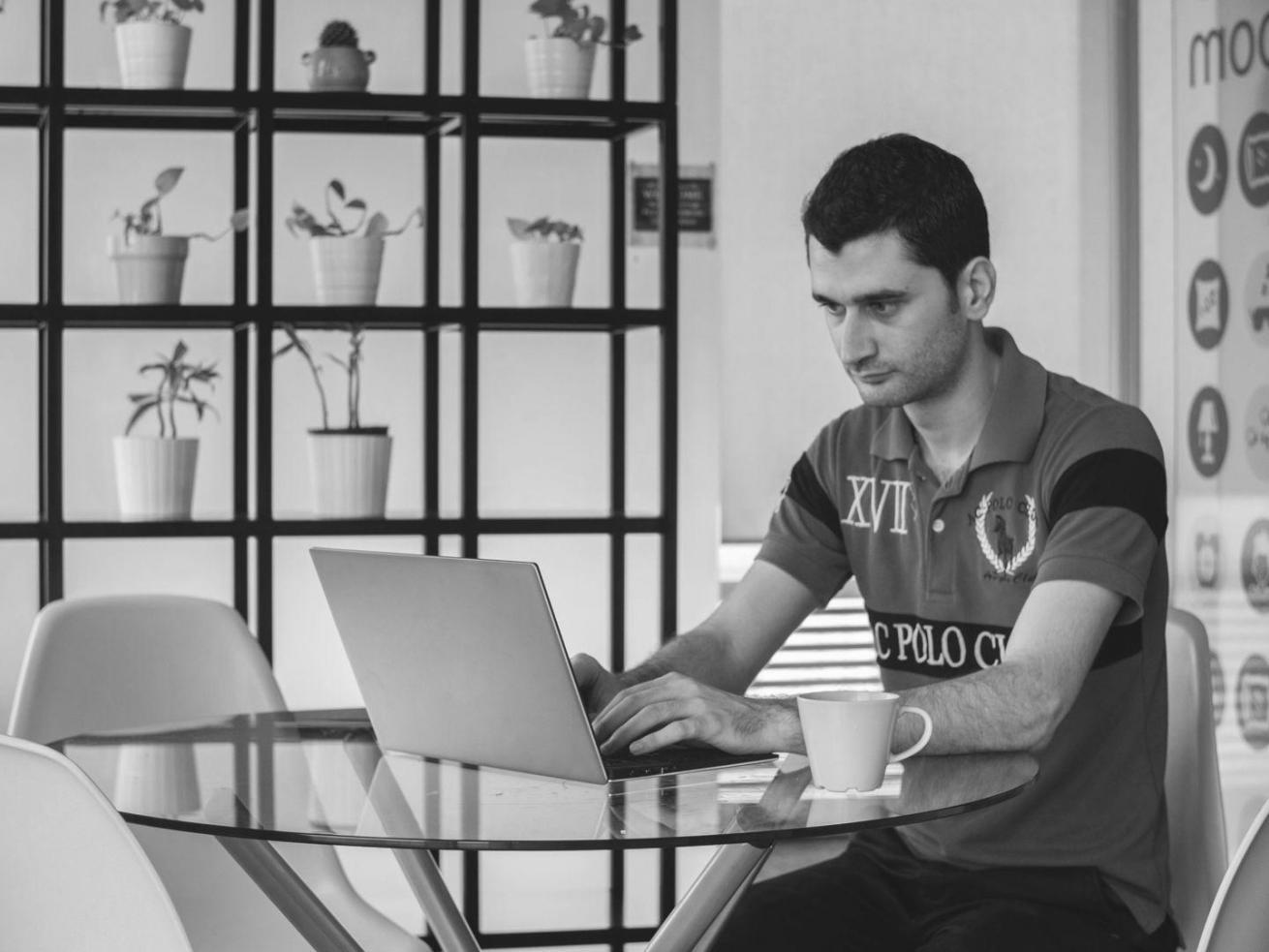 Estudiante organizando finanzas personales en escritorio de casa